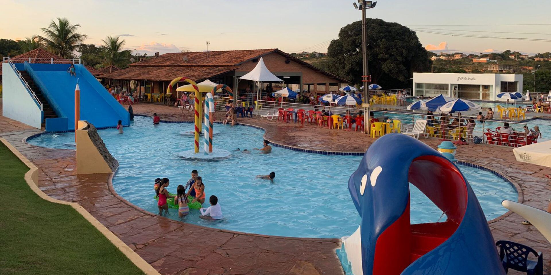 Piscinas da AABB Curvelo cheias de famílias no fim de tarde